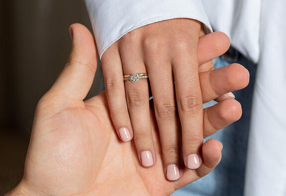 Verlobungsringe Gelbgold mit Diamant – romantische Gold-Ringe