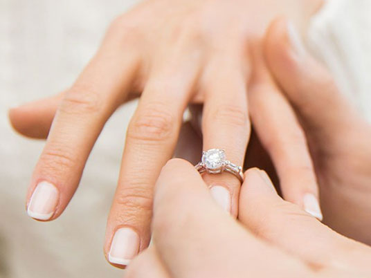 Verlobungsring: Welche Hand ist die richtige?