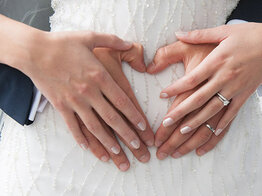 Kann ich den Verlobungsring zur Hochzeit tragen?