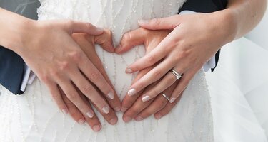 Verlobungsring als Vorsteckring an der Hochzeit tragen