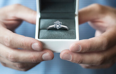 Verlobungsring Bedeutung, Tradition und Geschichte. Symbolbild: Verlobungsring in hochwertiger Schatulle