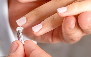 Verlobungsring: Welche Hand ist die richtige?