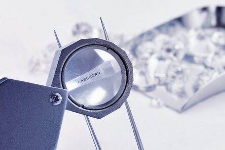 Labordiamanten mit Laserkennzeichnung