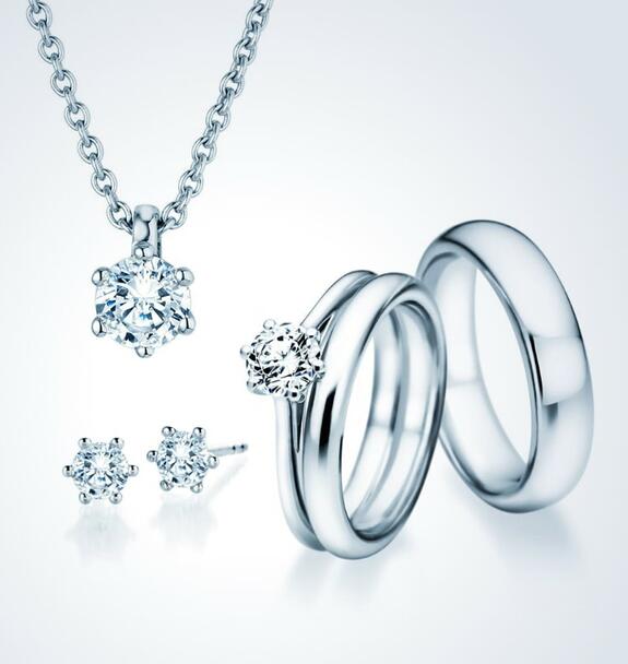 Halsschmuck, Ohrschmuck und Armschmuck