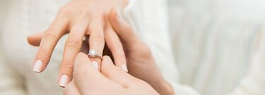 Verlobungsring wird an der linken Hand getragen