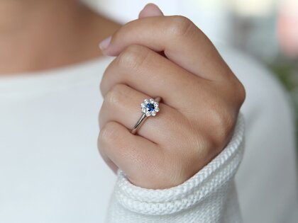 Verlobungsring Lovely in 14K Weißgold mit Saphir 0,33ct und Diamanten 0,40ct