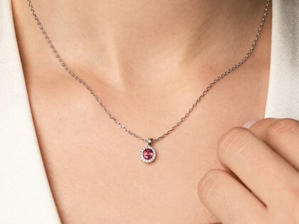 Anhänger Windsor in 18K Gelbgold mit Rubin 0,60ct und Diamanten 0,12ct