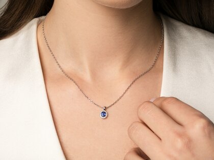 Anhänger Windsor in 14K Weißgold mit Saphir 0,60ct und Diamanten 0,12ct