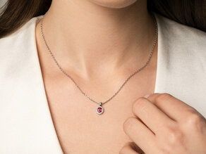 Anhänger Windsor in 18K Weißgold mit Rubin 0,60ct und Diamanten 0,12ct