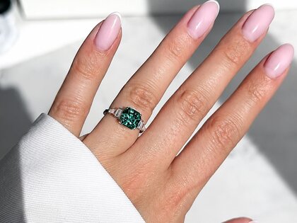 Verlobungsring Aureline in 9K Weißgold mit Grüner Turmalin 3,00ct und natürliche Diamanten 0,48ct