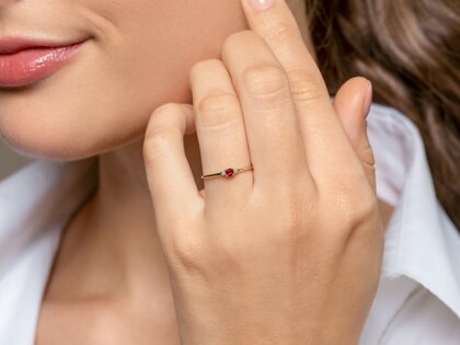Geburtsstein-Ring Vivid Petite Juli in 9K Weißgold mit Rubin 0,11ct und Diamanten 0,02ct