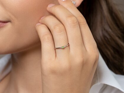 Geburtsstein-Ring Vivid Petite August in 14K Gelbgold mit Peridot 0,10ct und Diamanten 0,02ct