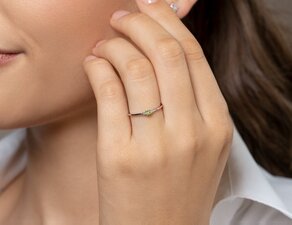 Geburtsstein-Ring Vivid Petite August in 14K Gelbgold mit Peridot 0,10ct und Diamanten 0,02ct