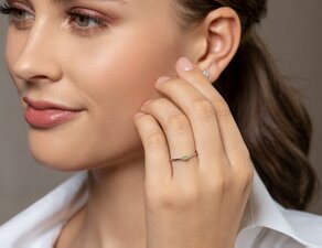 Geburtsstein-Ring Vivid Petite August in 14K Gelbgold mit Peridot 0,10ct und Diamanten 0,02ct