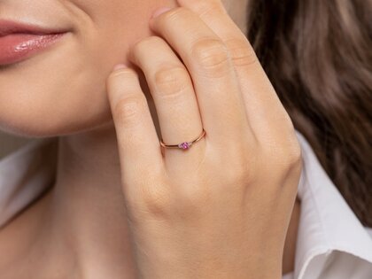 Geburtsstein-Ring Vivid Petite Oktober in 14K Gelbgold mit Pinker Turmalin 0,09ct und Diamanten 0,02ct