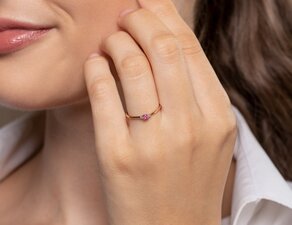 Geburtsstein-Ring Vivid Petite Oktober in 14K Gelbgold mit Pinker Turmalin 0,09ct und Diamanten 0,02ct