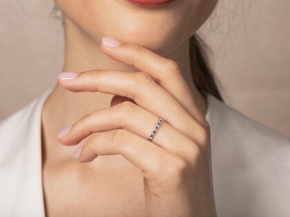 Verlobungsring Dusk mit Diamant und Farbedelstein in 14K Weißgold mit Saphir 0,19ct und Diamanten 0,19ct