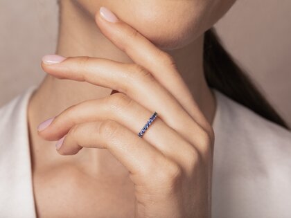 Verlobungsring Dusk mit Farbedelstein in 9K Weißgold mit Saphir 0,38ct