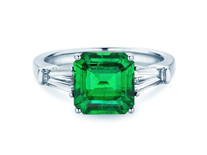 Verlobungsring Emerald Elegance in 14K Weißgold mit Smaragd 1,80ct und Diamanten 0,40ct