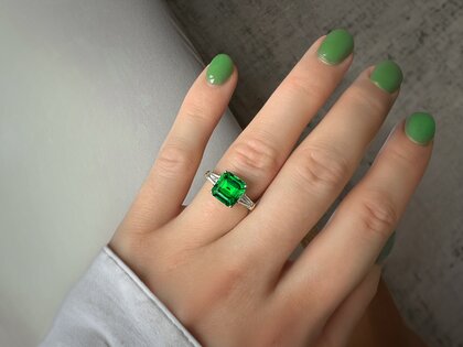 Verlobungsring Emerald Elegance in 14K Weißgold mit Smaragd 1,80ct und Diamanten 0,40ct