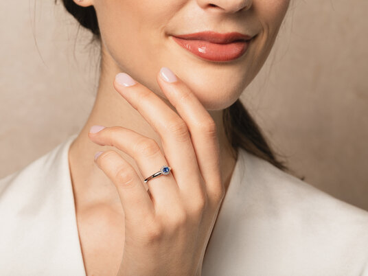 Verlobungsring Jolie Cross in 9K Weißgold mit Saphir 0,25ct und Diamanten 0,06ct