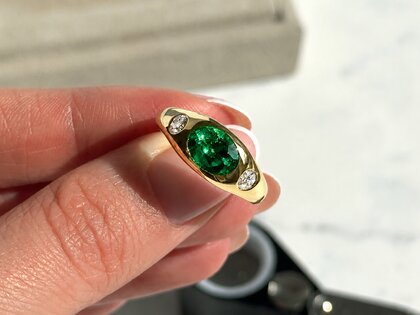 Ring Three-Stone Signet in 9K Weißgold mit Smaragd 1,35ct und natürliche Diamanten 0,30ct