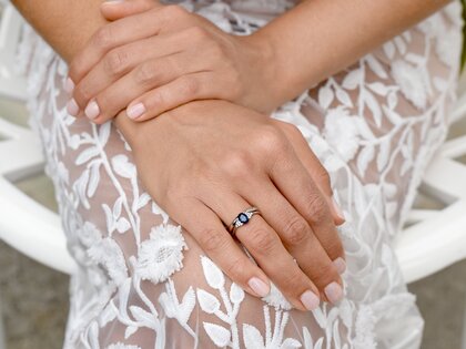 Verlobungsring Vivid in 14K Weißgold mit Saphir 1,00ct und Diamanten 0,12ct