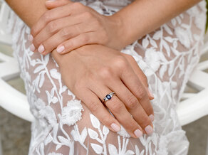 Verlobungsring Vivid in 14K Weißgold mit Saphir 1,00ct und Diamanten 0,12ct