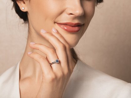 Verlobungsring Windsor Cross in 14K Weißgold mit Saphir 0,60ct und Diamanten 0,12ct