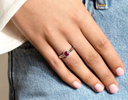 Verlobungsring Windsor in 9K Weißgold mit Rubin 0,60ct und Diamanten 0,12ct