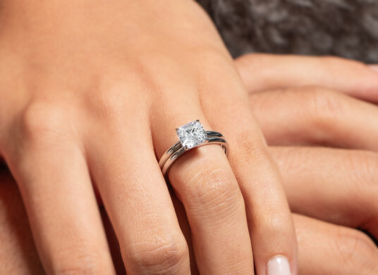 Verlobungsring Asscher Cut in 9K Weißgold mit Labordiamant 1,50ct