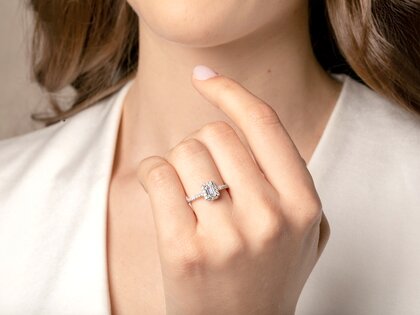 Verlobungsring Emerald Halo Pavé in 9K Gelbgold mit Labordiamanten 2,02ct E/VS
