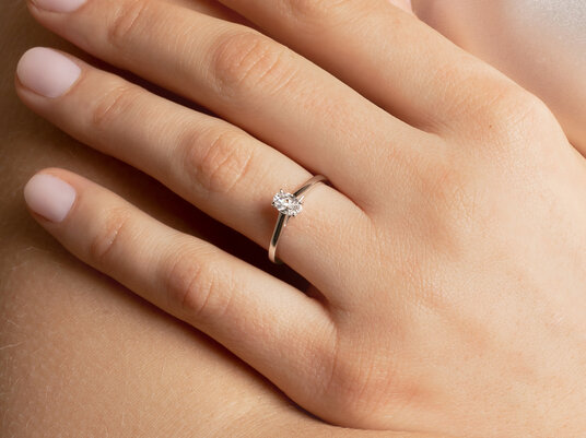 Verlobungsring Oval Cut in Platin