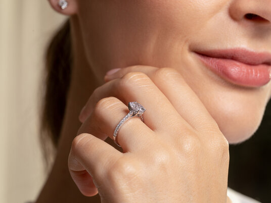 Verlobungsring Oval Hidden Halo Pavé in 9K Weißgold mit Labordiamanten 0,50ct