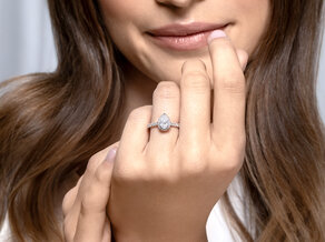 Verlobungsring Pear Halo Pavé in 9K Gelbgold mit Labordiamanten 0,58ct E/VS
