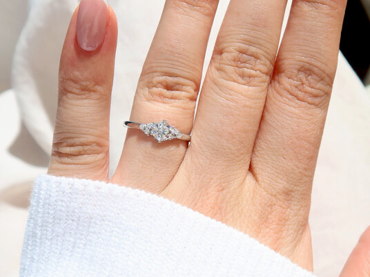 Verlobungsring Blossom in 18K Weißgold mit Labordiamanten 1,10ct