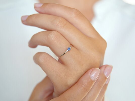 Verlobungsring Vivid Petite in 9K Weißgold mit Saphir 0,08ct und Diamanten 0,02ct