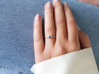 Verlobungsring Vivid Petite in 14K Weißgold mit Saphir 0,16ct und Diamanten 0,04ct