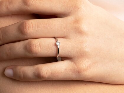 Verlobungsring Vivid Petite Emerald Cut in Roségold