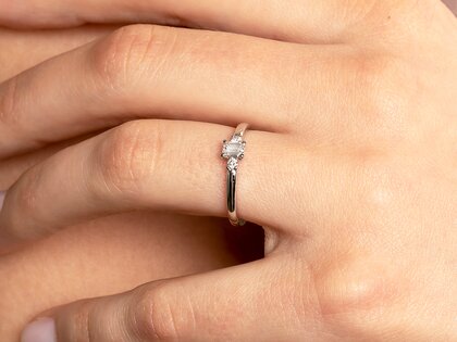 Verlobungsring Vivid Petite Emerald Cut in 9K Roségold mit Diamanten 0,31ct