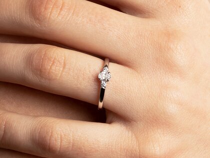 Verlobungsring Vivid Petite Oval Cut in 9K Weißgold mit Diamanten 0,30ct G/SI