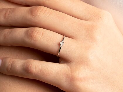 Verlobungsring Vivid Petite Radiant Cut in 14K Gelbgold mit Diamanten 0,10ct G/SI