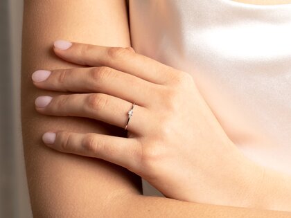 Verlobungsring Vivid Petite Radiant Cut in 14K Gelbgold mit Diamanten 0,10ct G/SI