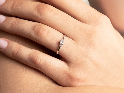 Verlobungsring Vivid Petite Radiant Cut in 14K Gelbgold mit Diamanten 0,20ct G/SI