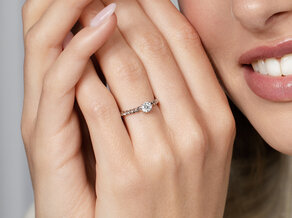 Verlobungsring Classic Loop in 9K Gelbgold mit Diamant 0,30ct H/SI