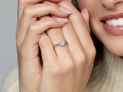 Verlobungsring Classic Loop in 18K Weißgold mit Diamant 0,60ct H/SI