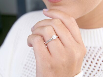 Verlobungsring Classic Loop in 9K Weißgold mit Labordiamant 0,50ct E/VS