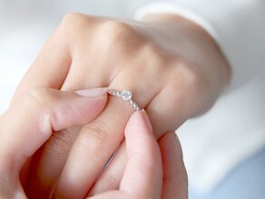 Verlobungsring Classic Loop in 9K Weißgold mit Diamant 0,25ct H/SI