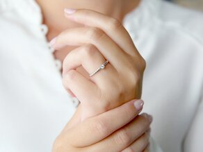 Verlobungsring Classic Loop in 9K Weißgold mit Diamant 0,10ct H/SI