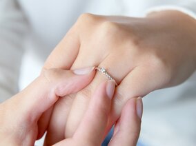 Verlobungsring Classic Loop in 9K Weißgold mit Diamant 0,05ct G/SI